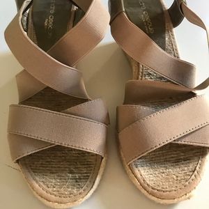 ANDRE ASSOUS WEDGE SANDALS - SIZE 7